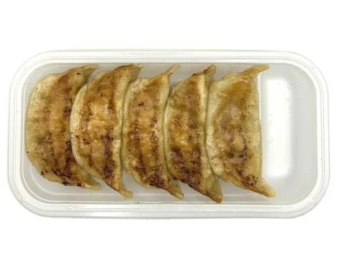 ■肉の旨味 焼き餃子 価格:328円(税込354.24円) 発売中 販売エリア:沖縄県を除く全国 ※エリアにより商品規格が異なります お肉の旨味を存分に楽しめる焼き餃子です。