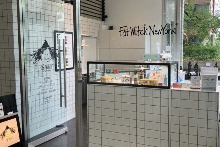 Fat Witch New York 代官⼭ (東京) 〒150-0033 東京都渋⾕区猿楽町29-9 代官⼭ヒルサイドテラスD-12 TEL：03-3461-0039 営業時間：11:00(⼟⽇祝 10:00)-19:00/⽉曜⽇定休（祝⽇営業）