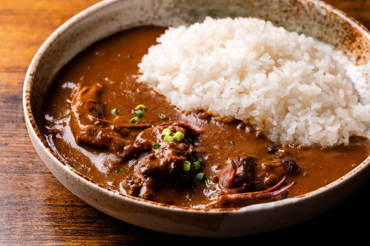 おかわり自由！新宿「和牛ホルモンWAIGAYA」で「オオドリー監修 牛すじカレー」10/1〜
