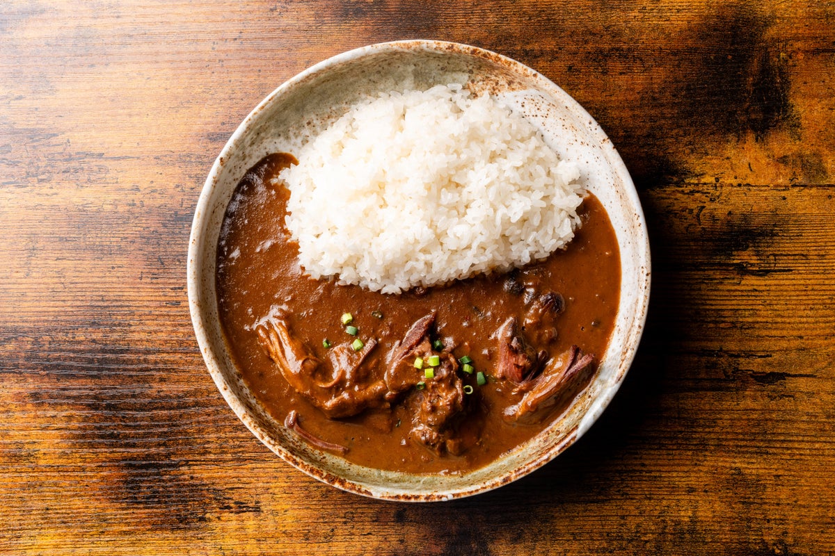 おかわり自由!新宿「和牛ホルモンWAIGAYA」で「オオドリー監修 牛すじカレー」10/1〜