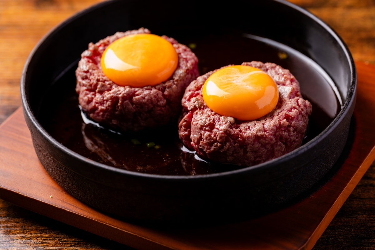 おかわり自由!新宿「和牛ホルモンWAIGAYA」で「オオドリー監修 牛すじカレー」10/1〜