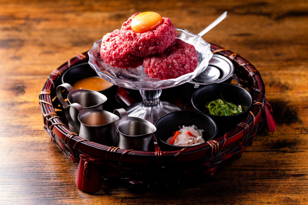 おかわり自由!新宿「和牛ホルモンWAIGAYA」で「オオドリー監修 牛すじカレー」10/1〜