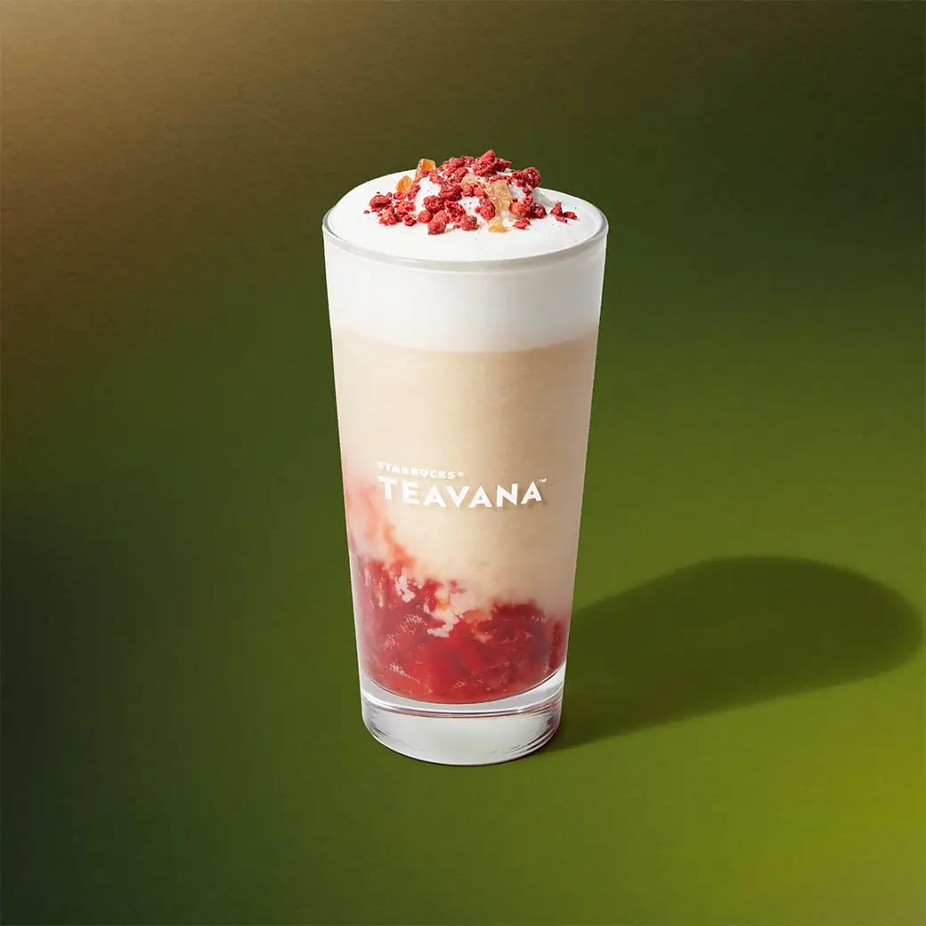 ひと口ごとに気分が弾む、ティー フラペチーノ®です。 「ジョイフルメドレー」をベースに、やさしい甘さのアプリコットムースを重ね、ティーの持つ果実のような香りをいっそう引き立てました。カップの底にはブラックティーの風味豊かなティージェリーとストロベリー果肉を合わせ、みずみずしさと食感のアクセントをプラス。さらに、ドライストロベリーとドライオレンジピール、シルバーシュガーをトッピングし、クリスマスマーケットのようなきらめきを表現しました。まずはトッピングを、その後は全体を混ぜて。香りや果実感、食感の移り変わりをお楽しみください。