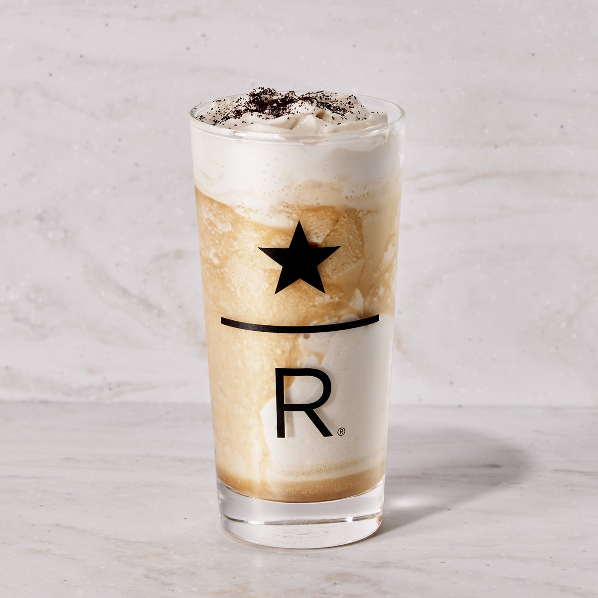 『スターバックス リザーブ® コーヒー & エスプレッソクリーム フラペチーノ®』は、カップの底と天面にエスプレッソホイップを使用し、上質な甘さとコーヒーのほろ苦さが重なる味わいに仕上げました。飲み始めはクリーミーな甘さを、飲み進めるにつれてエスプレッソの香ばしさと深いコクを感じられる一杯です。 まるでドルチェを味わうような満足感とともに、大切な人との会話を楽しんだり、自分だけの時間に浸ったり、その日の気分に合わせた心ほどける夜のひとときをお楽しみいただけます。