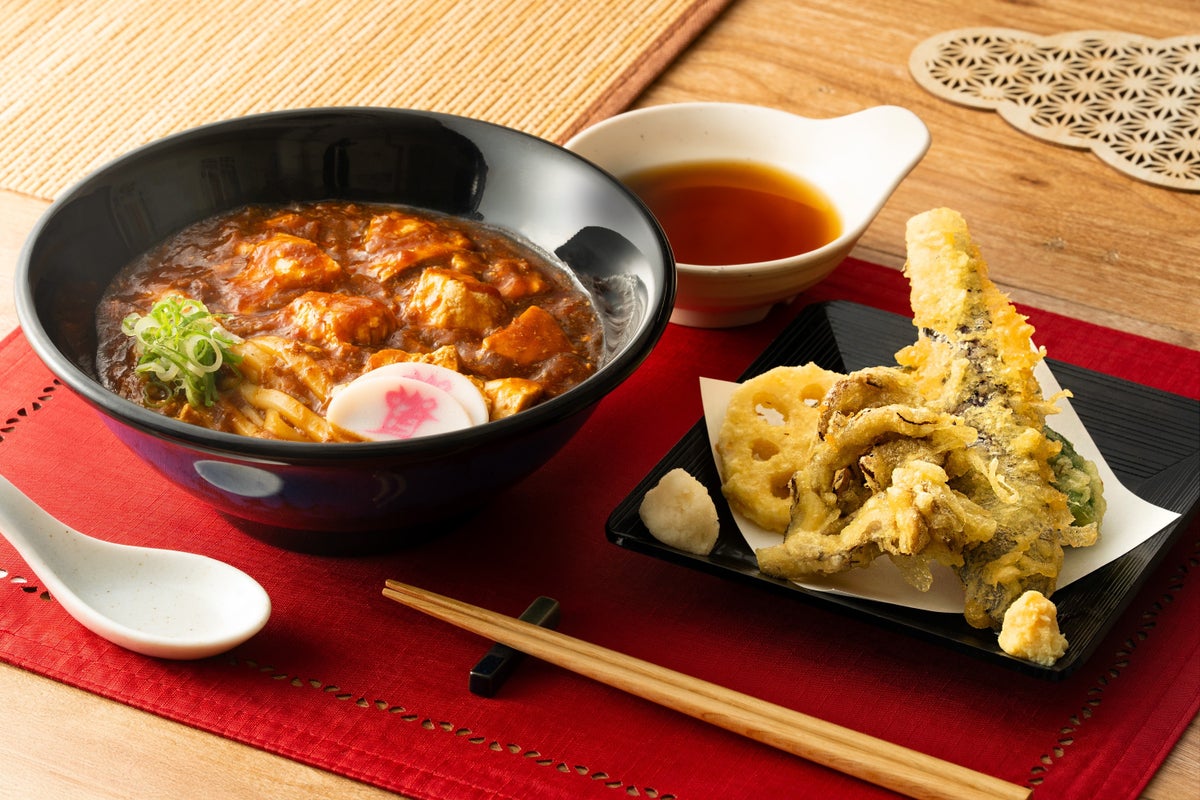 麻婆ぶっかけうどんと野菜天ぷら盛り