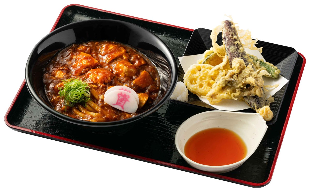 「麻婆ぶっかけうどん」と「野菜天ぷら盛り（舞茸・なす・レンコン・かぼちゃ・オクラ）」のセット。 ・税込1,098円