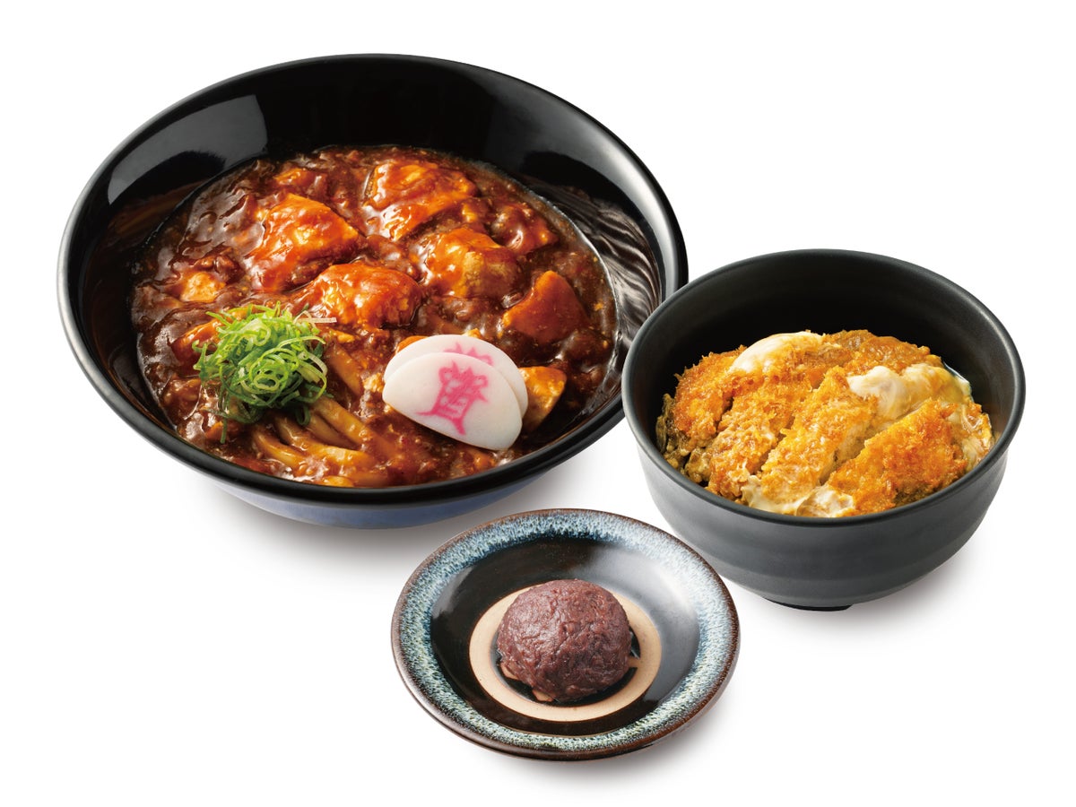 麻婆フェアの満腹セットもご用意しました。 「麻婆ぶっかけうどん＋ミニカツとじ丼」、もしくは「麻婆ぶっかけうどん＋ミニカツとじ丼＋甘味」の選べるセットとなっています。 ・税込1,207円～ ※甘味なしの場合