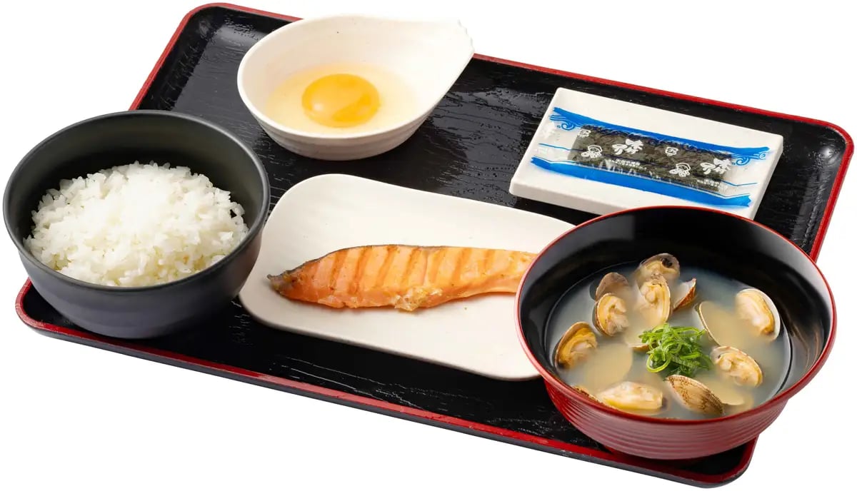 焼鮭・味付けのり・生たまご・中ライス・貝汁 税込777円
