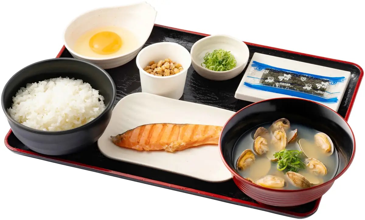 焼鮭・納豆・味付けのり・生たまご・中ライス・貝汁 税込854円