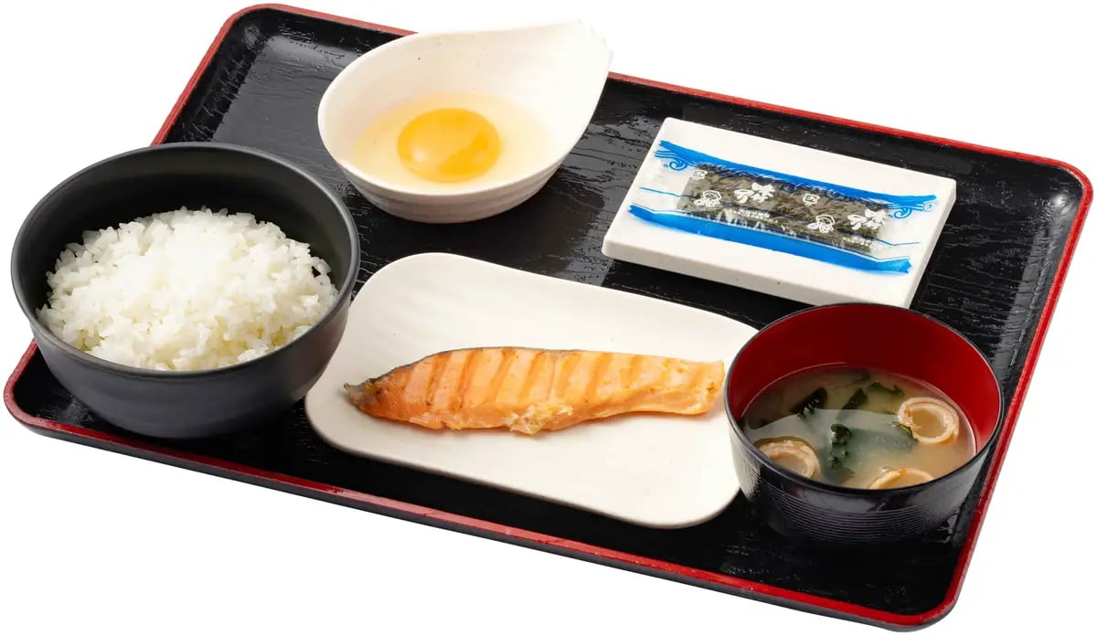 焼鮭・味付けのり・生たまご・中ライス・みそ汁 税込637円