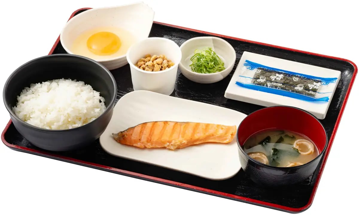焼鮭・納豆・味付けのり・生たまご・中ライス・みそ汁 税込714円