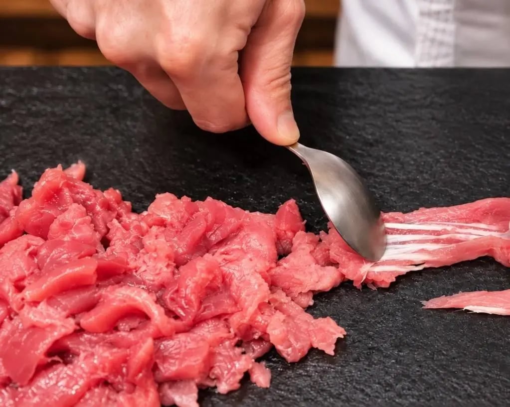「やま幸」の鮪なか落ち 口の中でほどける食感を職人の手で