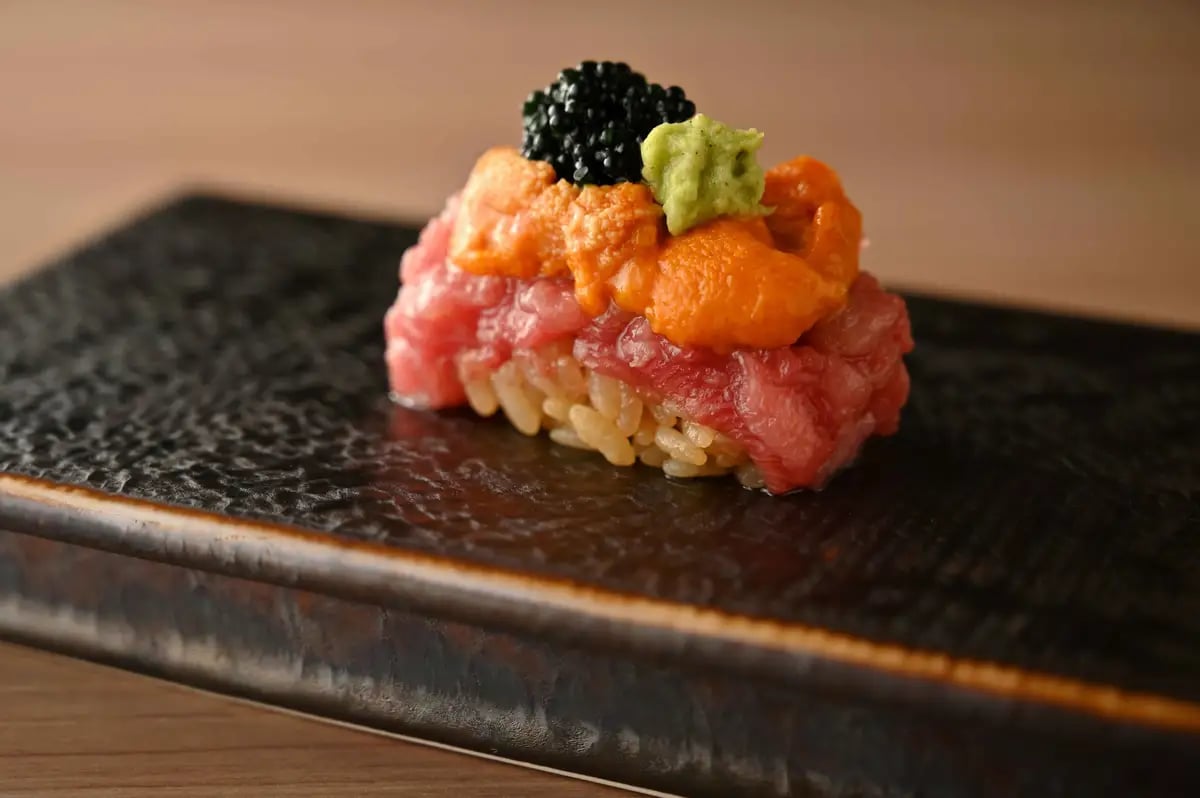 (写真1)トロとウニの甘味をキャビアの塩味で引き締めます