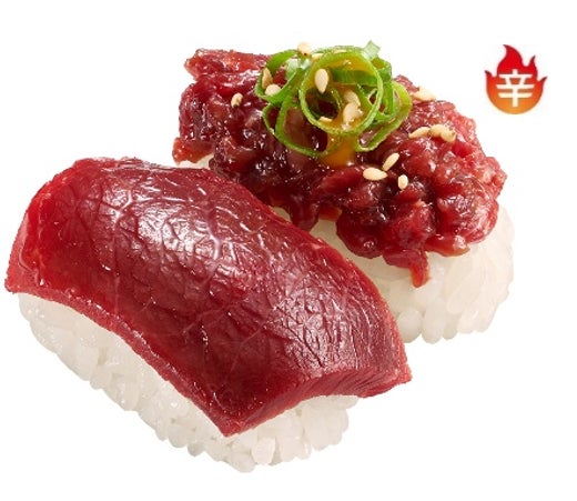 ■商品名：馬刺し食べ比べ ■価 格：税込360円～ ■販売期間：2026年10月14日（水）～10月25日（日） 但し販売予定総数43万食が完売次第終了。 ※店舗によって価格が異なります。 ※期間内の販売状況によって、販売を継続させていただく場合がございます。 ※販売開始以降、各店舗の販売状況・価格はスシローのアプリ・HPでご確認いただけます。 ※お持ち帰り対象外です。 ※盛り合わせ内容：赤身（ごま油と塩）、千切りユッケ 卵黄醤油がけ