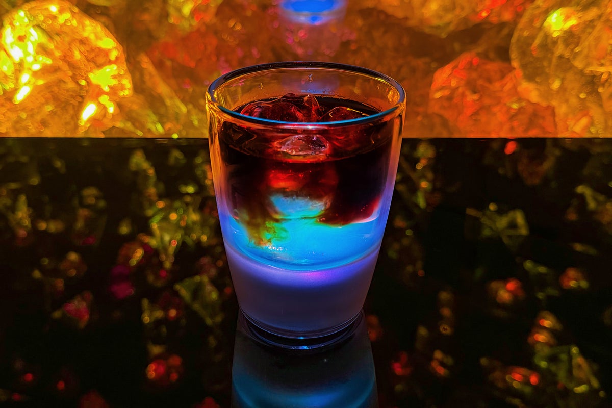 Tea in Spontaneous Order, 2021- ©︎ teamLab * Shot in real space. No AI or CGI. * 着色料不使用