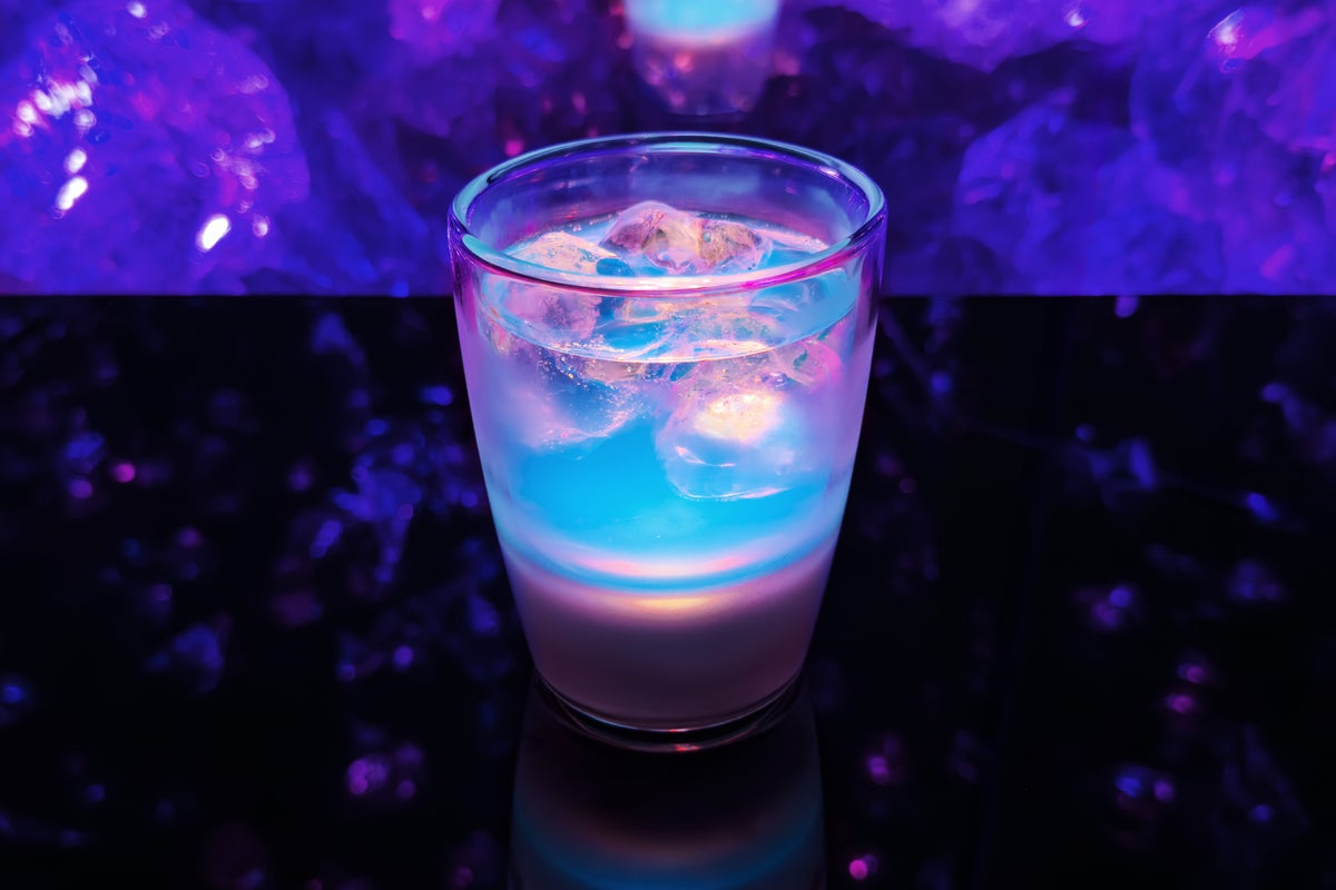 Tea in Spontaneous Order, 2021- ©︎ teamLab * Shot in real space. No AI or CGI. * 着色料不使用