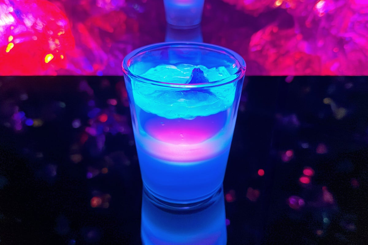 Tea in Spontaneous Order, 2021- ©︎ teamLab * Shot in real space. No AI or CGI. * 着色料不使用