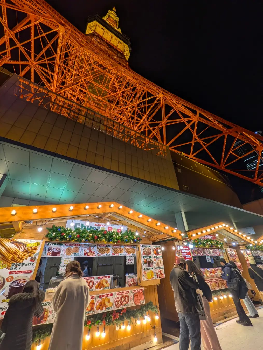 「TOKYO TOWER Christmas Market 2026」は、真上に東京タワーを望む絶好のロケーションで、クリスマスシーズンならではのフードやドリンクを楽しめる期間限定のマーケットです。 クリスマスマーケットならではの楽しみは、食事やドリンクを味わうだけでなく、会場を巡りながら季節のお買い物を楽しめること。会場では、クリスマス雑貨も取り揃え、クリスマスシーズンのお買い物もお楽しみいただけます。