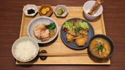 「さっぱりきのこの和風ソースヒレカツ」と「ほろとろGEN角煮」の二つのメインに、ドライリブや小鉢を添えた秋限定「秋麗御膳」。