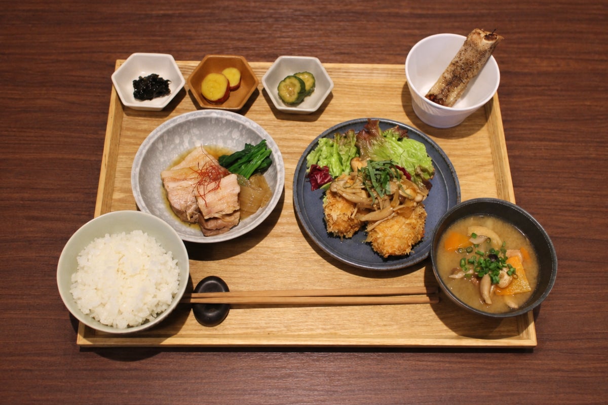 「さっぱりきのこの和風ソースヒレカツ」と「ほろとろGEN角煮」の二つのメインに、ドライリブや小鉢を添えた秋限定「秋麗御膳」。