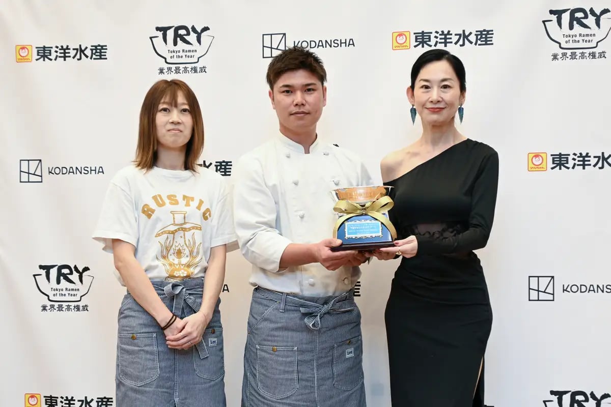 『手作りラーメンの店 Rustic Noodles』女将・田中有香さん（左）、店主・田中貴志さん（中）、TRY審査員レイラさん（右） ©講談社BECK／講談社