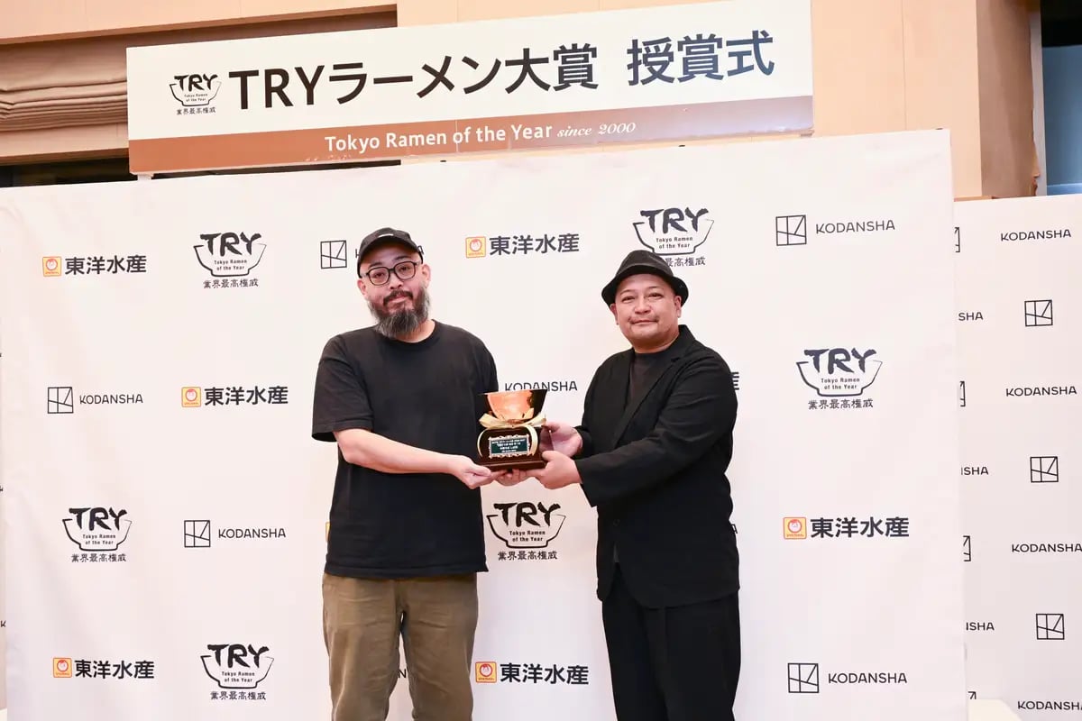 『中華そば しば田』店主・柴田貴史さん（左）、名店審査員・星野能宏さん（右）©講談社BECK／講談社