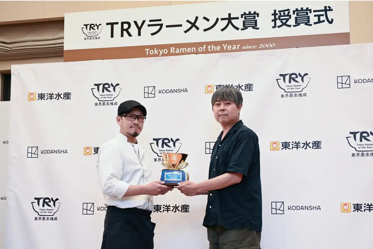 『創作麺工房 鳴龍』店主・齋藤一将さん（左）、TRY審査員・しらすさん（右）©講談社BECK／講談社