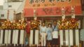 創業45周年を迎え、売上高102億円へ成長 1981年に名古屋市で創業した「世界の山ちゃん」は、看板商品「幻の手羽先」を中心に、全国・海外へと事業を拡大してまいりました。2026年8月期の売上高は約102億円を達成し、過去最高売り上げを記録。創業45周年を迎えた現在も、さらなる成長に向けて店舗展開を進めています。