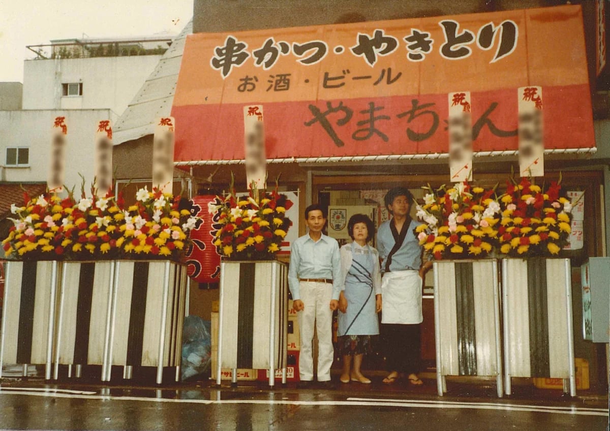 創業45周年を迎え、売上高102億円へ成長 1981年に名古屋市で創業した「世界の山ちゃん」は、看板商品「幻の手羽先」を中心に、全国・海外へと事業を拡大してまいりました。2026年8月期の売上高は約102億円を達成し、過去最高売り上げを記録。創業45周年を迎えた現在も、さらなる成長に向けて店舗展開を進めています。