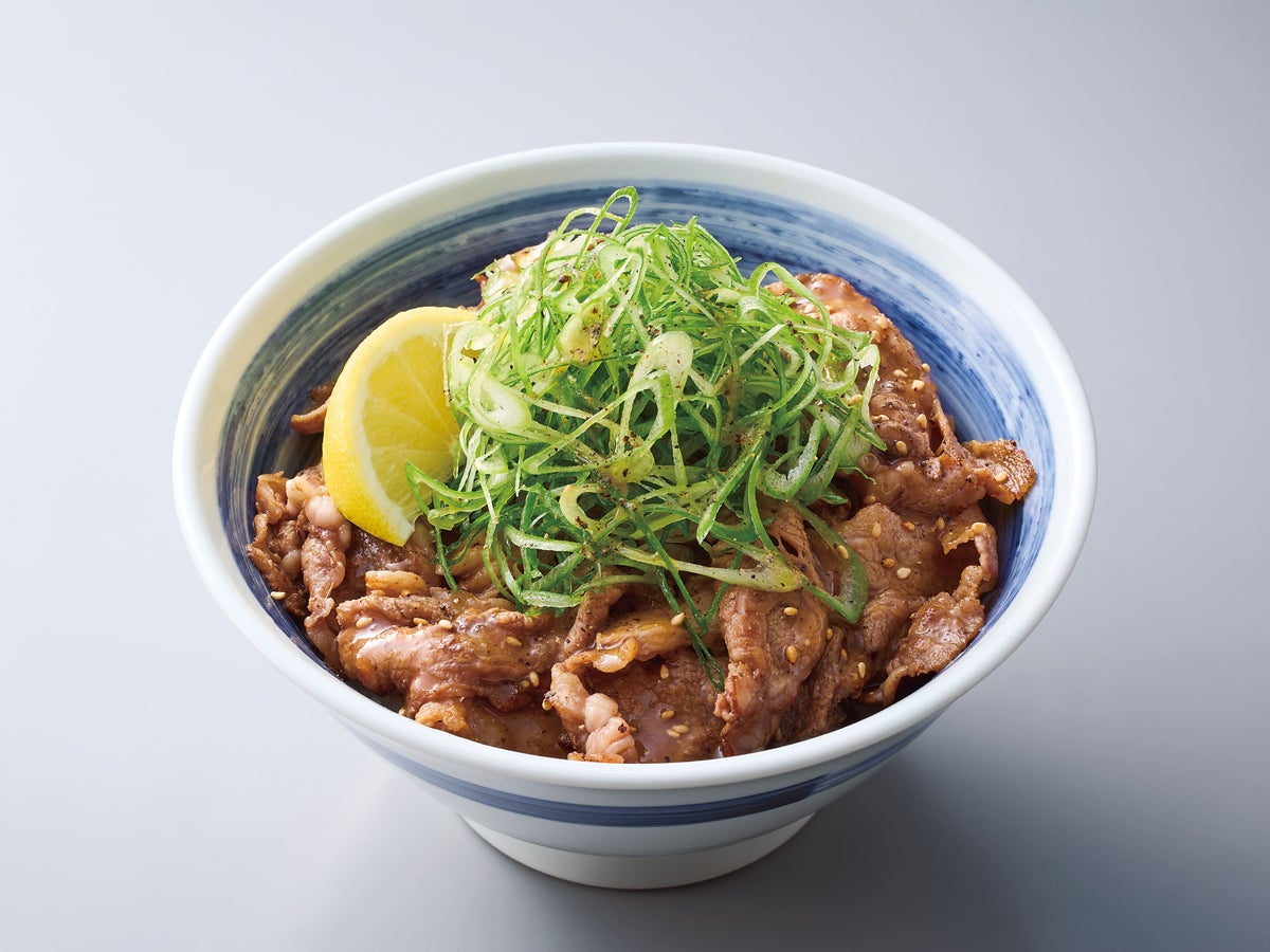 「京都産九条ねぎ旨塩牛カルビ丼」(ごはん小/810円、ごはん並/850円、ごはん大/910円)